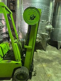 Clarke gas Forklift does not start it tries to start selling as is R17000 u fix