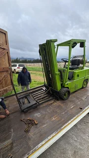 Clarke gas Forklift does not start it tries to start selling as is R17000 u fix