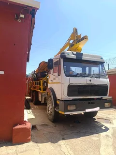 Mercedes Benz Trok met Drill Rig