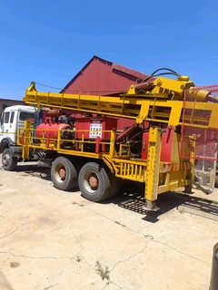 Mercedes Benz Trok met Drill Rig