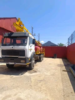 Mercedes Benz Trok met Drill Rig
