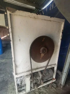 Pilmasjien met sy voer conveyor. 11 Kw