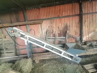 Pilmasjien met sy voer conveyor. 11 Kw