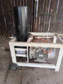 Pilmasjien met sy voer conveyor. 11 Kw