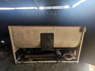 Pilmasjien met sy voer conveyor. 11 Kw