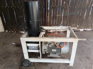 Pilmasjien met sy voer conveyor. 11 Kw