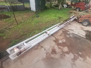 Pilmasjien met sy voer conveyor. 11 Kw