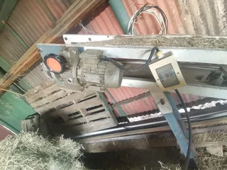 Pilmasjien met sy voer conveyor. 11 Kw