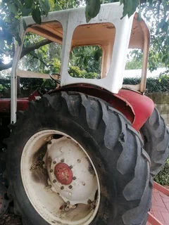 International 844S Tractor