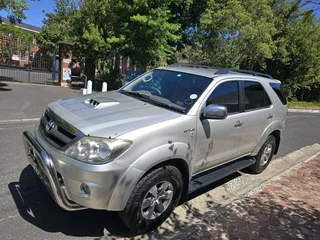 Toyota Fortuner 3.0 D4D (Raised Body) FOR SALE in Excellent Condition R200 000