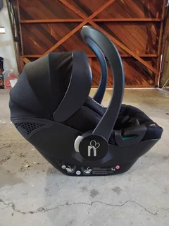 Noola iSize Infant Car Seat and ISOFix Base