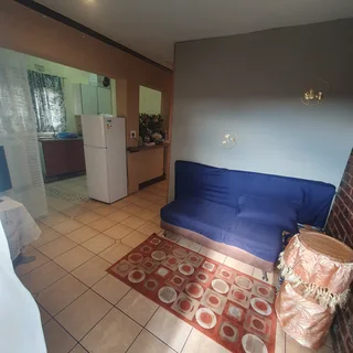 Large batchelor flat to let