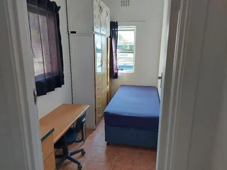 Lovely small room,Broadway Durban North house.Suitable for a younger female student/ working in area