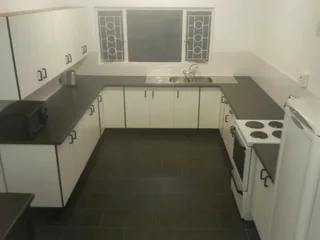 Lovely small room,Broadway Durban North house.Suitable for a younger female student/ working in area