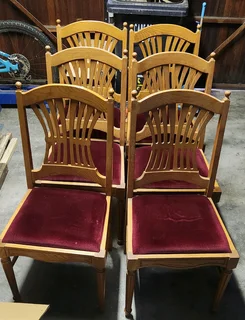 Extendable oak dining table and 6 chairs