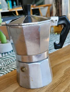 Moka pot 3-cup 150ml.Basket , no corrosion or damage.Coffee filter, no corrosion or damage.Gasket -