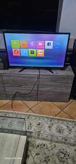 32&#34; smart Telefunken full HD tv with remote