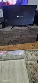 32&#34; smart Telefunken full HD tv with remote