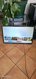 32&#34; smart Samsung tv with remote, no legs