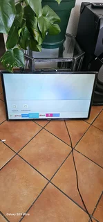 32&#34; smart Samsung tv with remote, no legs