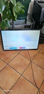 32&#34; smart Samsung tv with remote, no legs