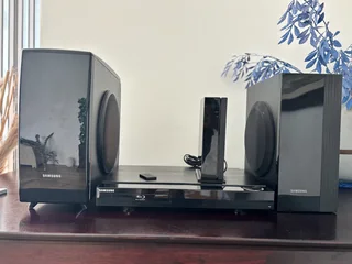 Samsung HT-C5550W Blu-ray Receiver + Subwoofers & Wireless Adapter