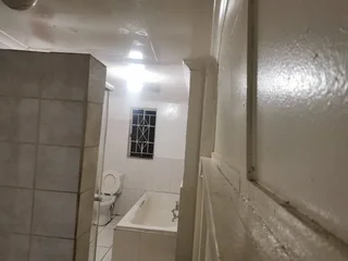 2 Bed Cottage in Linmeyer, Jhb South. 20mins for Jhb CBD, 5mins from The Glen mall. Call 0834546468