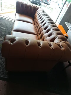 Chesterfield leatherette Couch R3000