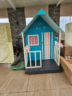 Kids play house