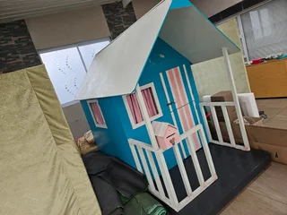 Kids play house