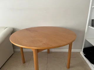 Wood round extendable table
