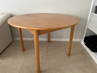Wood round extendable table