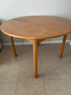Wood round extendable table