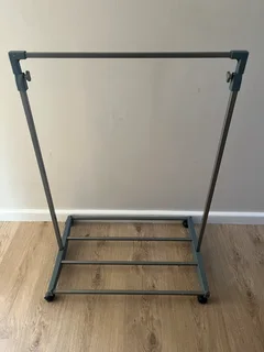 Extendable hanging rail on wheels
