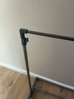 Extendable hanging rail on wheels