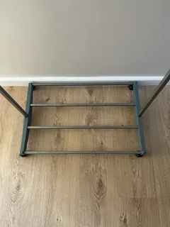 Extendable hanging rail on wheels