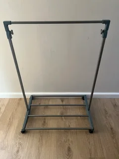 Extendable hanging rail on wheels