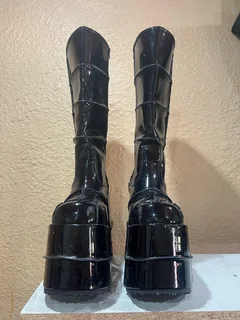 Demonia Stack 301 - Patent Black - R2’800