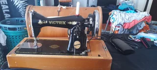 Vintage Electrical Singer (128K) Victrix Sewing Machine