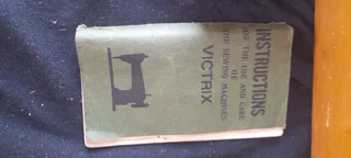 Vintage Electrical Singer (128K) Victrix Sewing Machine