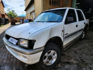 Isuzu Frontier 3.2 v6 4x4 stripping for spares