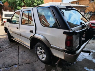 Isuzu Frontier 3.2 v6 4x4 stripping for spares
