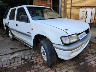 Isuzu Frontier 3.2 v6 4x4 stripping for spares