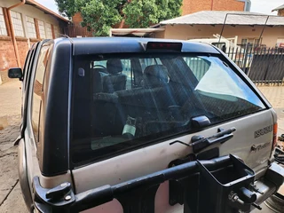 Isuzu Frontier 3.2 v6 4x4 stripping for spares