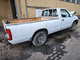 Nissan Hardbody 2.0i (Ka20) stripping for spares.
