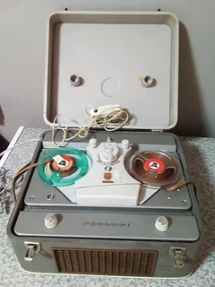 1950,s Real To Real Tape Recorder With Speaker.  Philips  Comes On But Not Working Properly R350