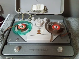 1950,S REAL TO REAL TAPE RECORDER WITH SPEAKER.  PHILIPS  COMES ON BUT NOT WORKING PROPERLY R350