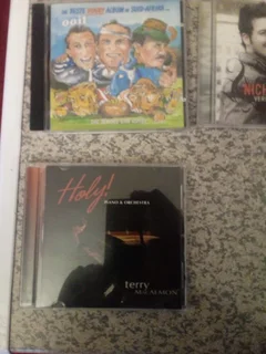 CD,S MEESTAL AFRIKAANS 30 TEEN R5 EEN. MOET ALMAL NEEM