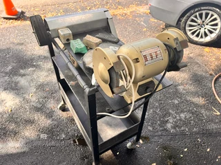 Metal polishing machine and bench grinder