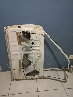 Toyota raider drivers door